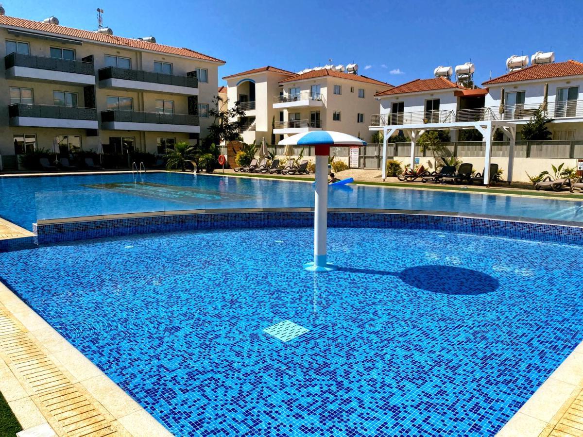 Domino Blue Apartment Paralimni Bagian luar foto