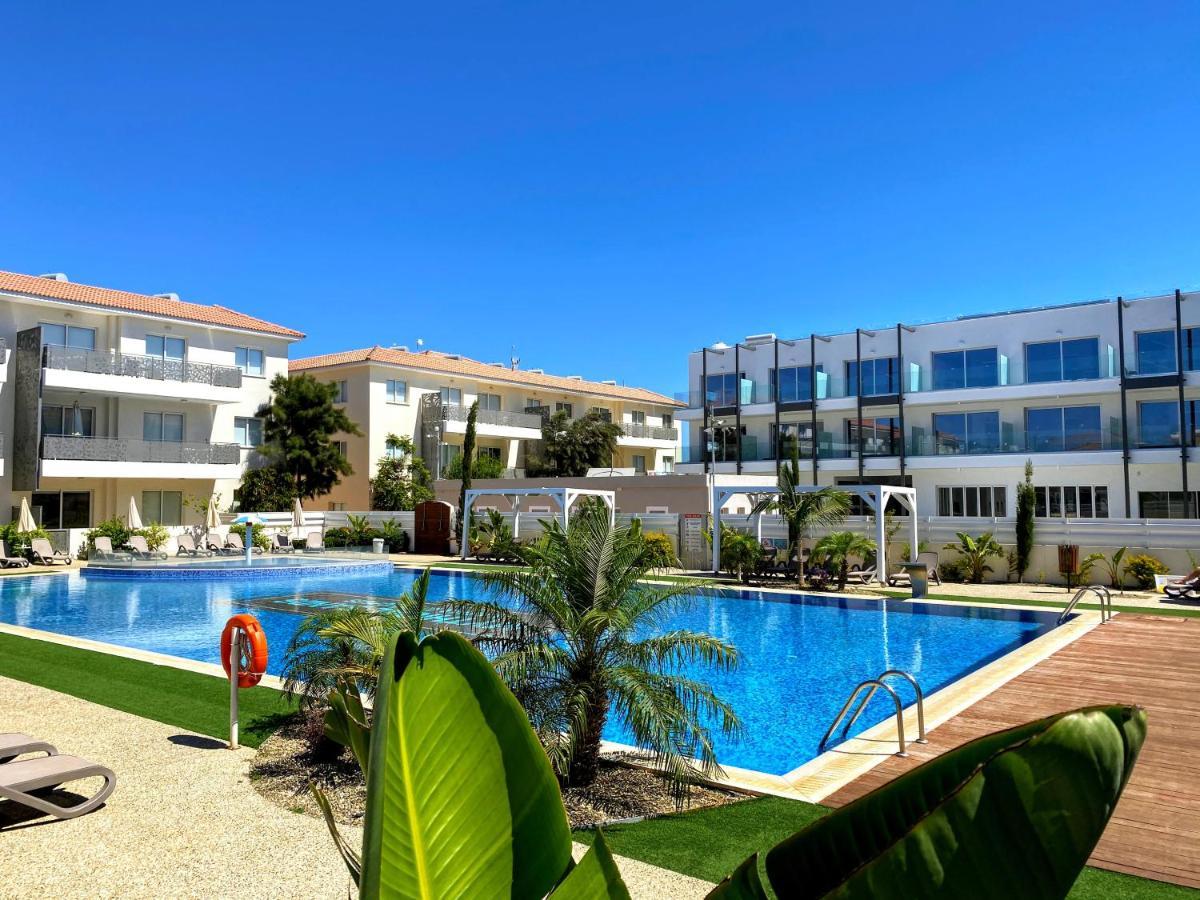 Domino Blue Apartment Paralimni Bagian luar foto