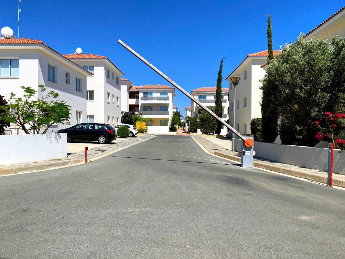 Domino Blue Apartment Paralimni Bagian luar foto