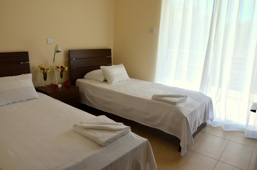 Domino Blue Apartment Paralimni Bagian luar foto