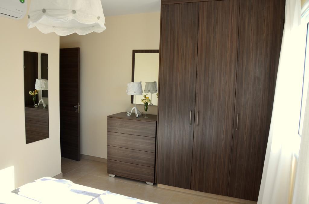 Domino Blue Apartment Paralimni Bagian luar foto