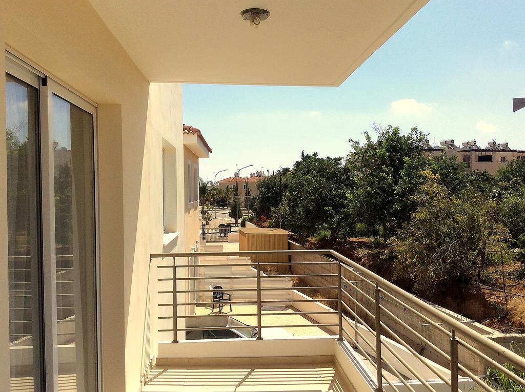 Domino Blue Apartment Paralimni Bagian luar foto
