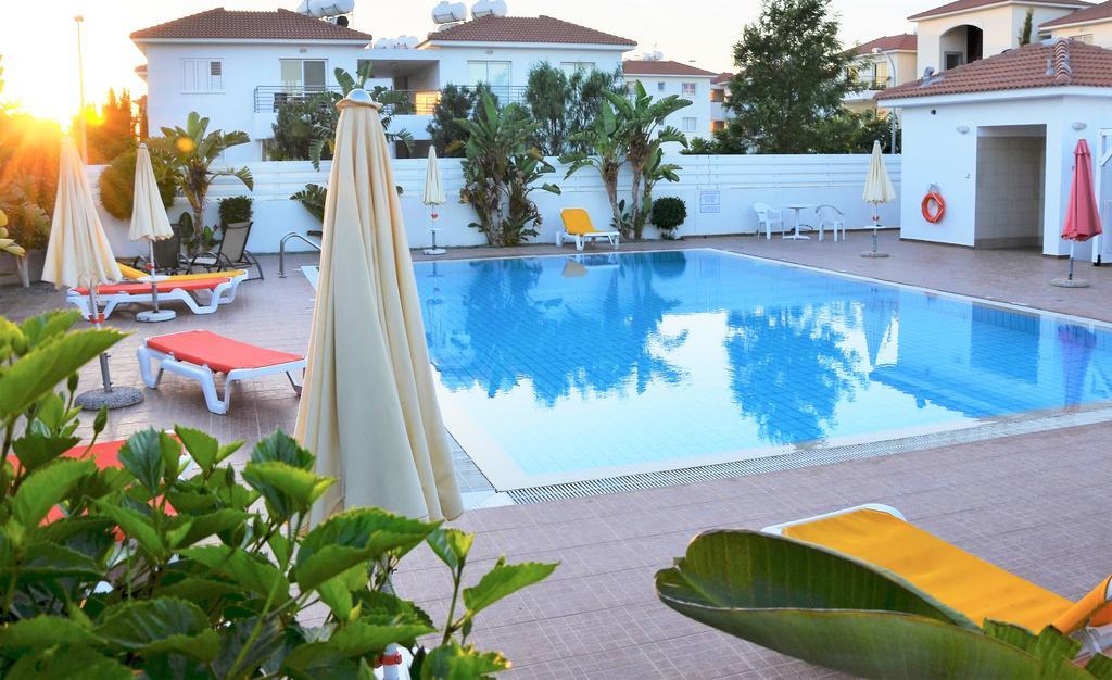 Domino Blue Apartment Paralimni Bagian luar foto