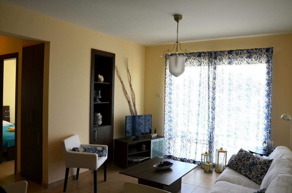 Domino Blue Apartment Paralimni Bagian luar foto